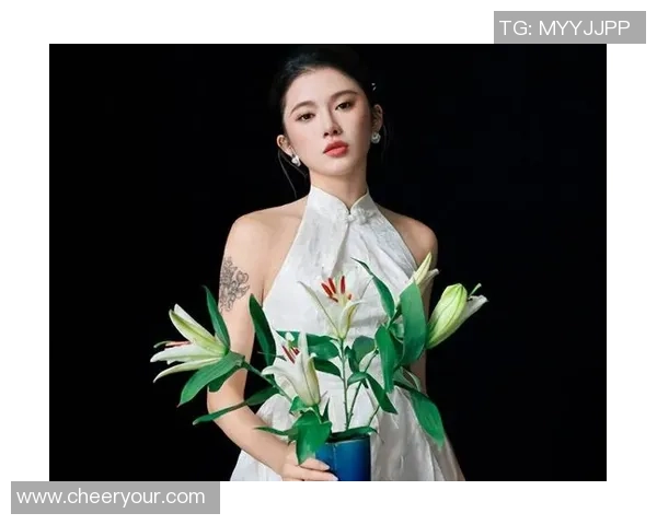 2位女神晒照送中秋祝愿：吴艳妮一身露背白裙谷爱凌国外穿羽绒服